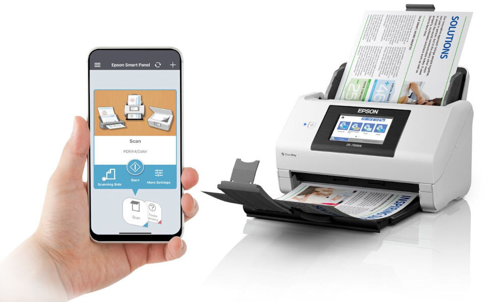 Skaner EPSON WorkForce DS-790WN Wi-Fi prezentacja skanera od przodu pod kątem na białym tle obok ręka trzymająca telefon z włączoną aplikacją autonomiczne skanowanie do chmury i USB niezależne od PC efektywność