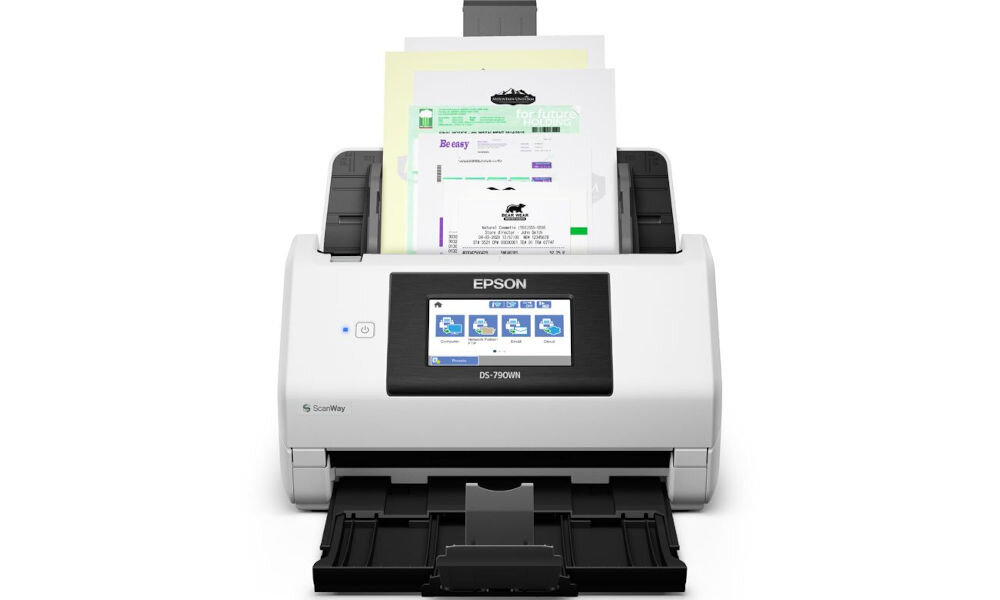 Skaner EPSON WorkForce DS-790WN Wi-Fi prezentacja skanera pod kątem z włożonymi do podajnika kartkami na białym tle łącza USB 3.0 Wi-Fi Wi-Fi Direct Ethernet elastyczne dopasowanie