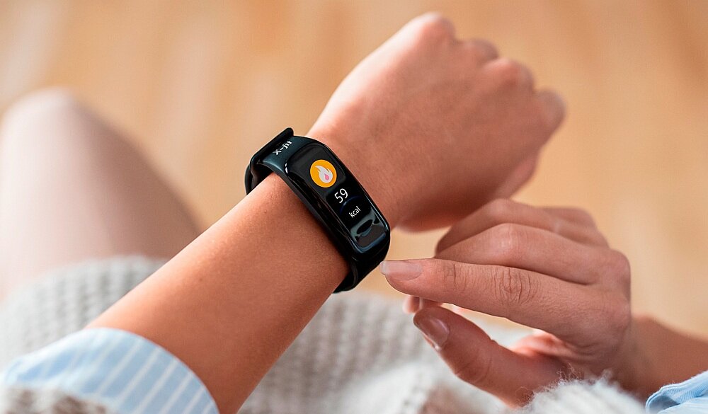 Smartwatch NICEBOY X-fit Plus ekran bateria czujniki zdrowie sport pasek ładowanie pojemność rozdzielczość łączność sterowanie krew puls rozmowy smartfon aplikacja