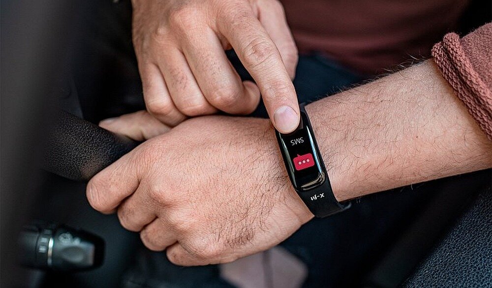 Smartwatch NICEBOY X-fit Plus ekran bateria czujniki zdrowie sport pasek ładowanie pojemność rozdzielczość łączność sterowanie krew puls rozmowy smartfon aplikacja