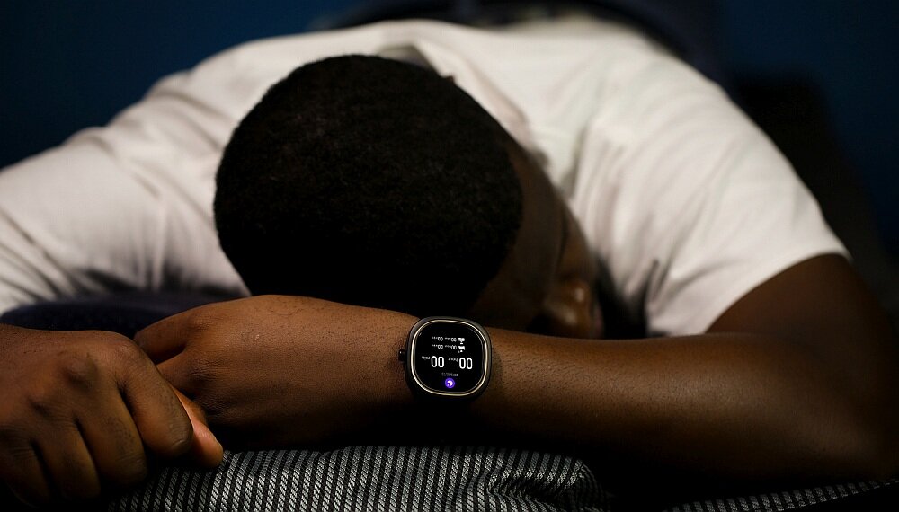 Smartwatch DOOGEE Ares ekran bateria czujniki zdrowie sport pasek ładowanie pojemność rozdzielczość łączność sterowanie krew puls rozmowy smartfon aplikacja