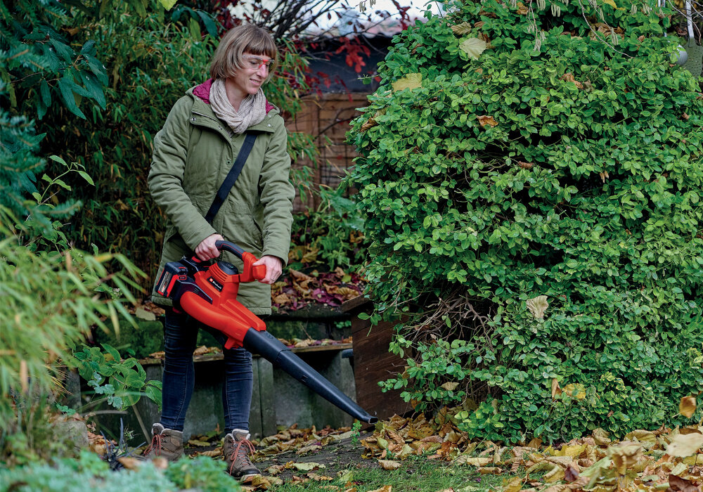 Odkurzacz do liści akumulatorowy EINHELL 2X18V GE-CL 36-230 Li E Solo (bez akumulatora) ogród kwiaty krzewy osoba zdmuchuje liście z ziemi porządek kontrola mobilność czystość