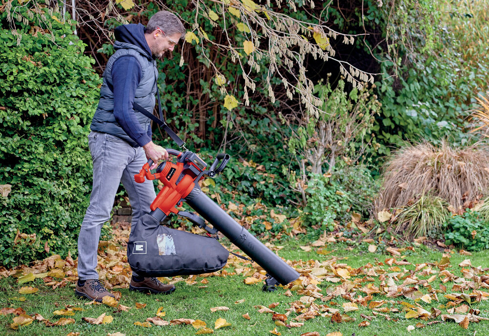 Odkurzacz do liści akumulatorowy EINHELL 2X18V GE-CL 36-230 Li E Solo (bez akumulatora) ogród kwiaty krzewy osoba zdmuchuje liście z ziemi usuwanie liści igieł i drobnych gałązek bez kabli bez wysiłku w pełnej swobodzie ruchu