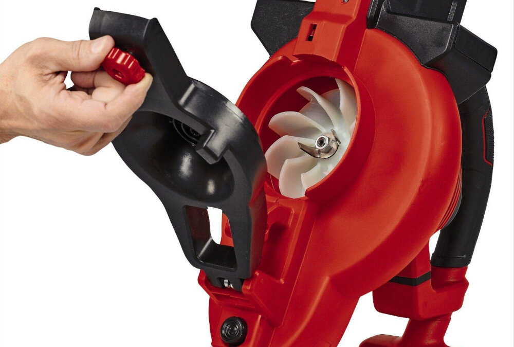 Odkurzacz do liści akumulatorowy EINHELL 2X18V GE-CL 36-230 Li E Solo (bez akumulatora) dmuchawę EINHELL GE-CL 36-230 Li E Solo zbliżenie na klapę serwisową praktyczna klapa serwisowa z wyłącznikiem bezpieczeństwa szybki dostęp do wnętrza urządzenia bez ryzyka przypadkowego uruchomienia silnika oszczędza czas ułatwia konserwację pozwala utrzymać dmuchawę w czystości waga 4,7 kg konstrukcja poręczna dobrze wyważona