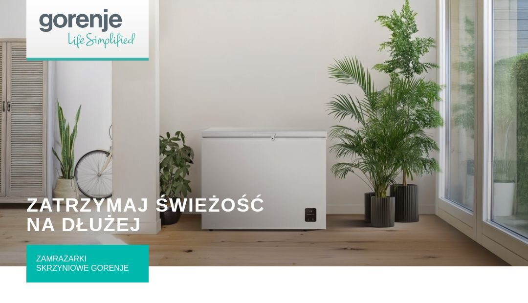 ZAMRAŻARKA GORENJE FH25EAW Biała zamrażarka skrzyniowa Gorenje ustawiona w jasnym wnętrzu obok roślin i regału. Na grafice widoczny jest napis „Zatrzymaj świeżość na dłużej”
