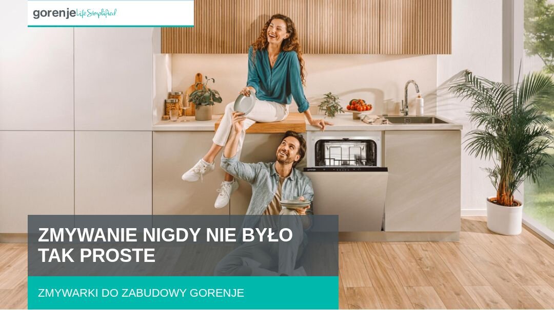 ZMYWARKA GORENJE GV520E15 Reklamowa scena w kuchni, w której dwie osoby odpoczywają przy otwartej zmywarce Gorenje, a na dole umieszczono hasło „ZMYWANIE NIGDY NIE BYŁO TAK PROSTE – ZMYWARKI DO ZABUDOWY GORENJE”