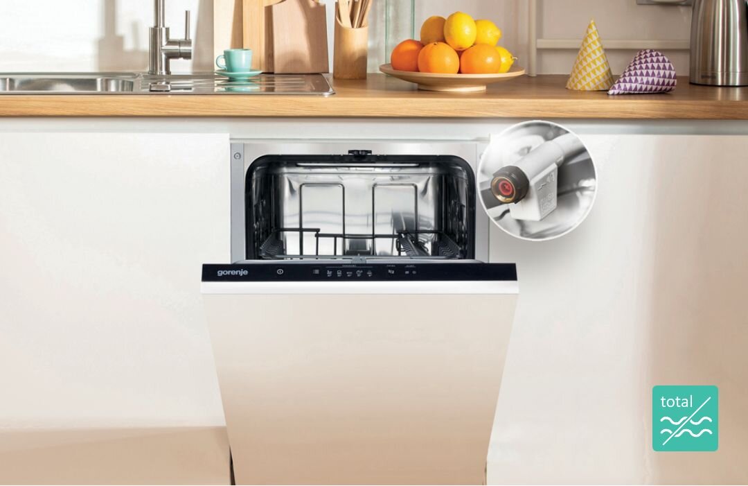 ZMYWARKA GORENJE GV520E15 Zmywarka do zabudowy Gorenje wkomponowana w linię kuchennej zabudowy z drewnianym blatem, na wstawce powiększono szczegół zaworu AquaStop, podkreślając ochronę przed zalaniem