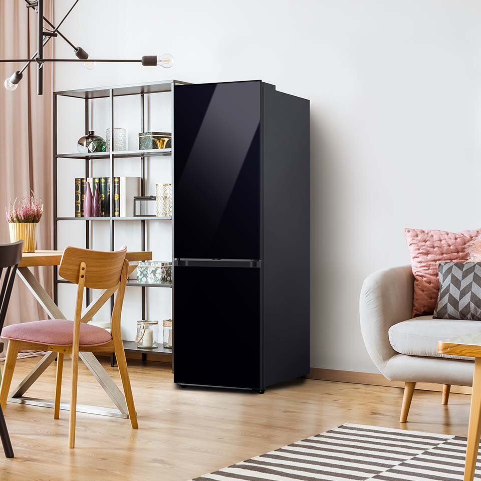 zdjęcie pokazuje dostępną w Media Expert lodówkę Samsung RB34A6B2F22 wykończoną w kolorze głębokiej czerni zdjęcie pokazuje dostępną w Media Expert lodówkę Samsung RB34A6B2F22 wykończoną w kolorze głębokiej czerni