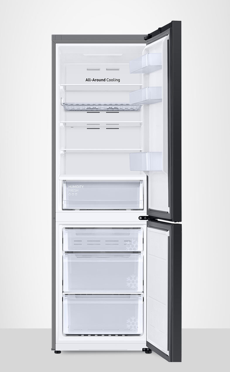 dostępna w Media Expert lodówka Samsung Bespoke RB34A6B2F22 pokazana na zdjęciu z otwartymi drzwiami, by zaprezentować układ półek i szuflad dostępna w Media Expert lodówka Samsung Bespoke RB34A6B2F22 pokazana na zdjęciu z otwartymi drzwiami, by zaprezentować układ półek i szuflad