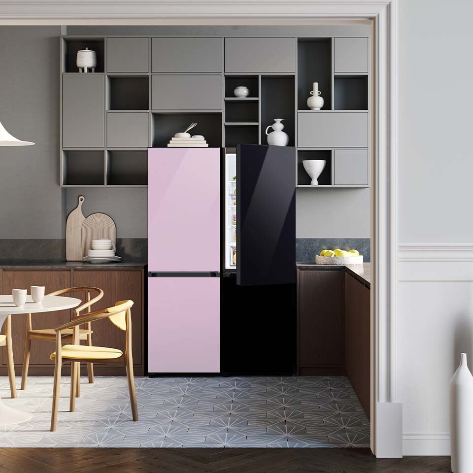 na zdjęciu widać minimalistycznie urządzoną kuchnię, która maksymalizuje przestrzeń do przechowywania przez zestawienie ze sobą dwóch lodówek Bespoke na zdjęciu widać minimalistycznie urządzoną kuchnię, która maksymalizuje przestrzeń do przechowywania przez zestawienie ze sobą dwóch lodówek Bespoke