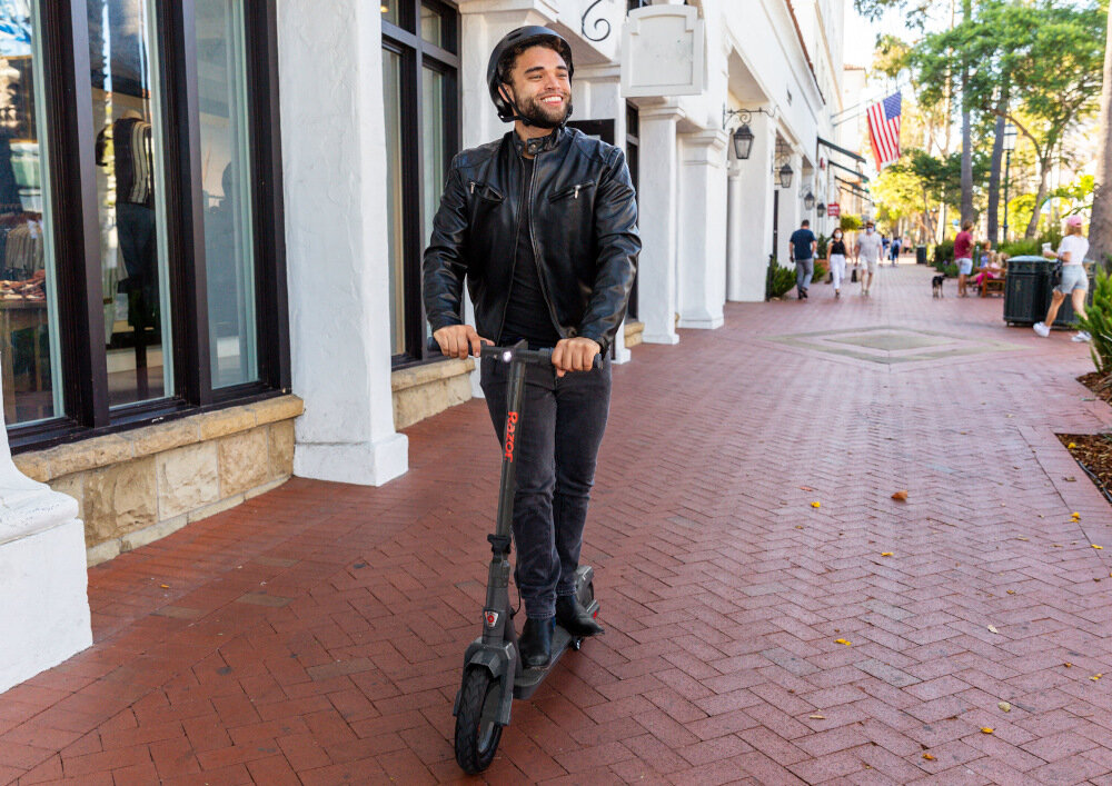 Hulajnoga elektryczna RAZOR C25 Czarny wydajny silnik moc 250 W maksymalna prędkość do 29 km/h bateria pojemność 7,64 Ah zasięg do 29 km czas ładowania około 6 godzin