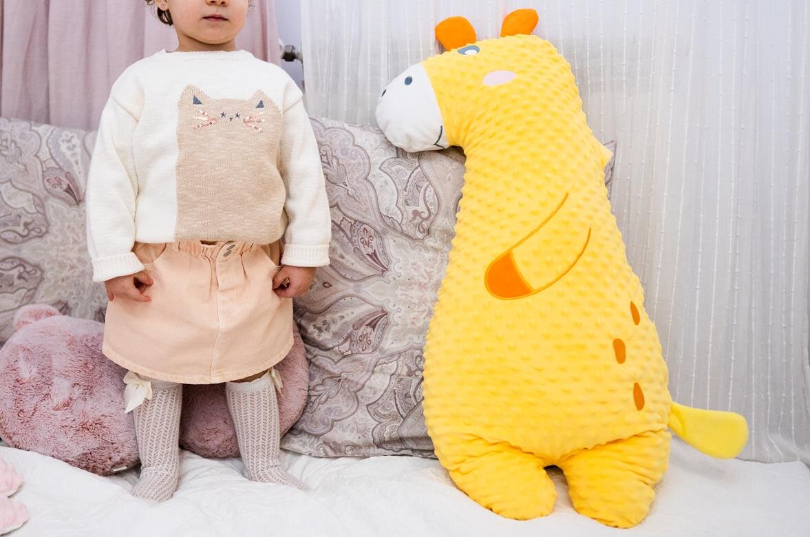 zdjęcie lifestyle GIOplush Tobia the Giraffe