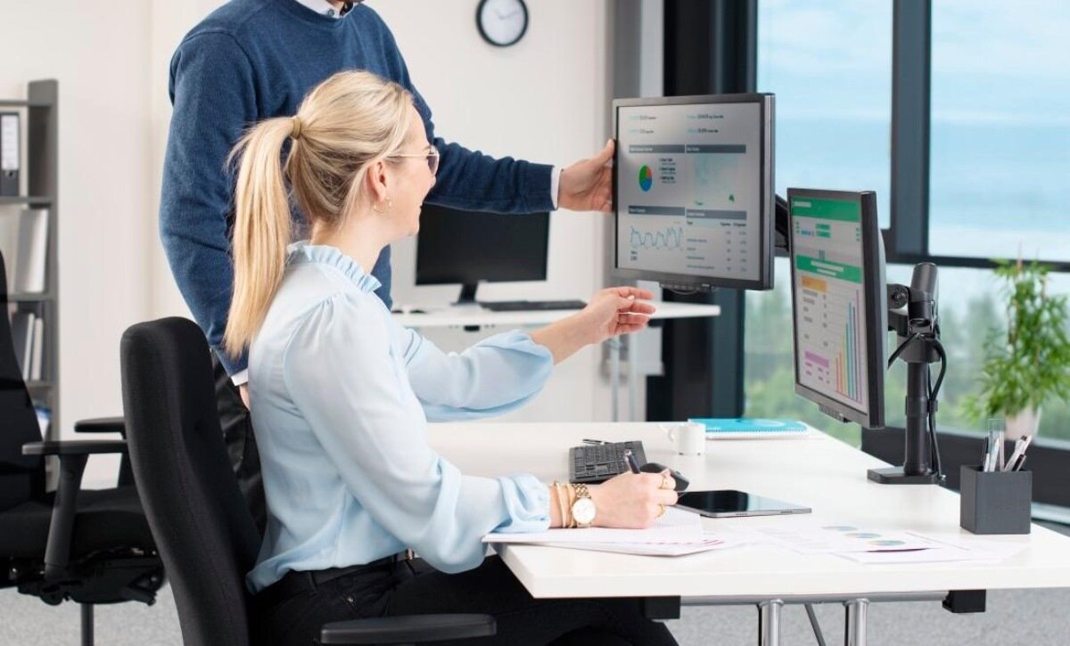 zdjęcie UCHWYTU DO MONITORA PREMIUM, OBROTOWY, SPRĘŻYNA GAZOWA,  2 RAMIONA, 13 - 32 