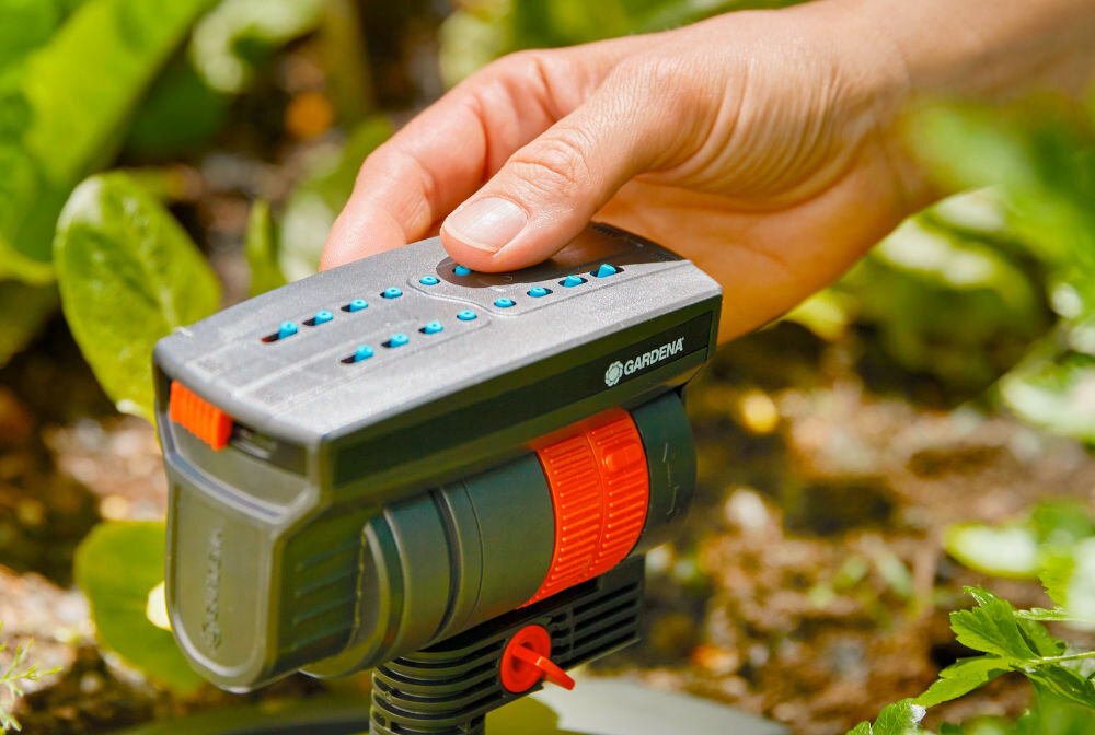 Zraszacz wahadłowy GARDENA Aquazoom Compact ogród rabata warzywna osoba przeciera palcem dysze miękkie plastikowe dysze łatwo przecierać palcem usuwanie osadu kamienia działa bez zakłóceń minimalizuje konieczność konserwacji trwałość