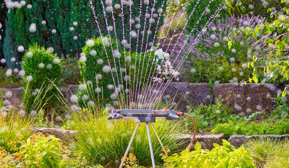Zraszacz GARDENA Aquazoom M 18712-20 trawnik ogród zraszacz umieszczony na stojaku podlewa kwiaty i krzewy prosta obsługa łatwe czyszczenie regulacja ustawień funkcjonalność
