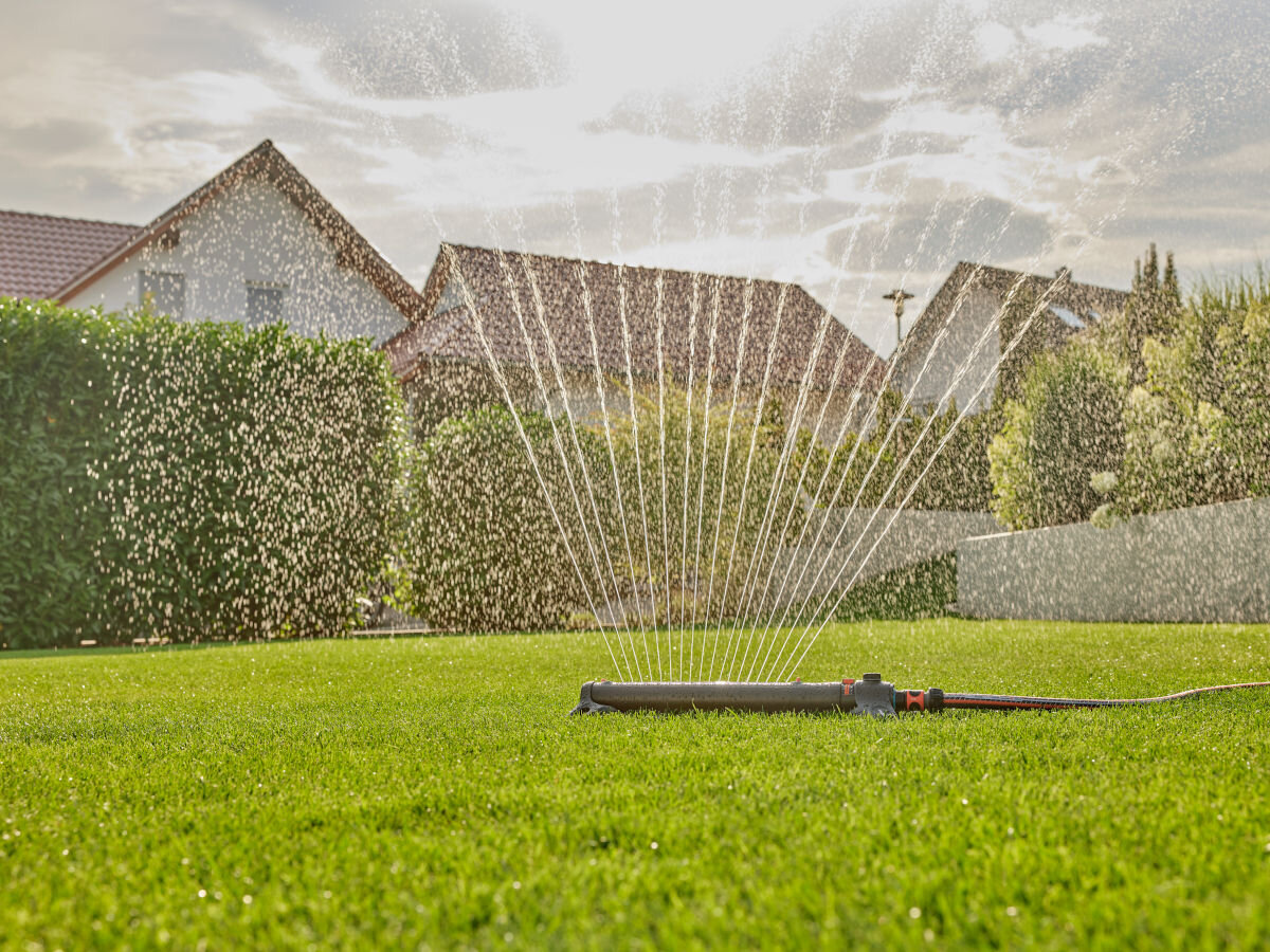 Zraszacz GARDENA Aquazoom L, ogród, podlewanie, trawnik, woda, w tle ogród, zraszacz podlewa trawnik