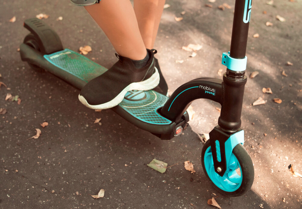 Hulajnoga elektryczna SPOKEY Mobius Young+ Czarno-niebieski pokład szeroki z antypoślizgową powłoką poprawia stabilność i komfort