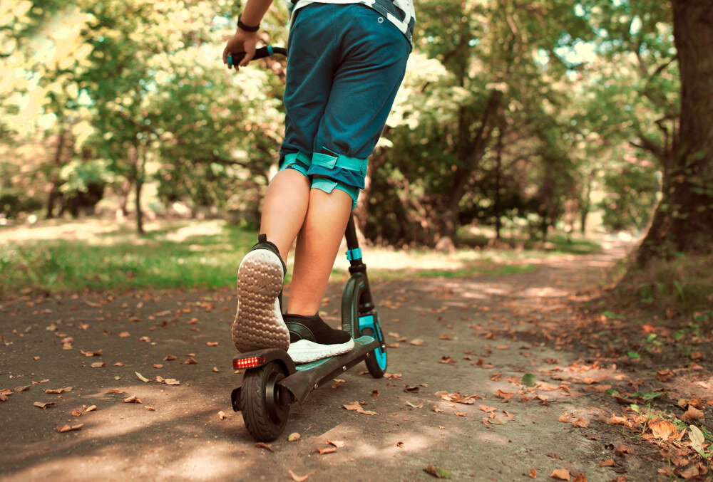 Hulajnoga elektryczna SPOKEY Mobius Young+ Czarno-niebieski oświetlenia automatycznie zapala się tylna lampa umieszczona w górnej warstwie błotnika pełne spektrum oświetlenia odblaski