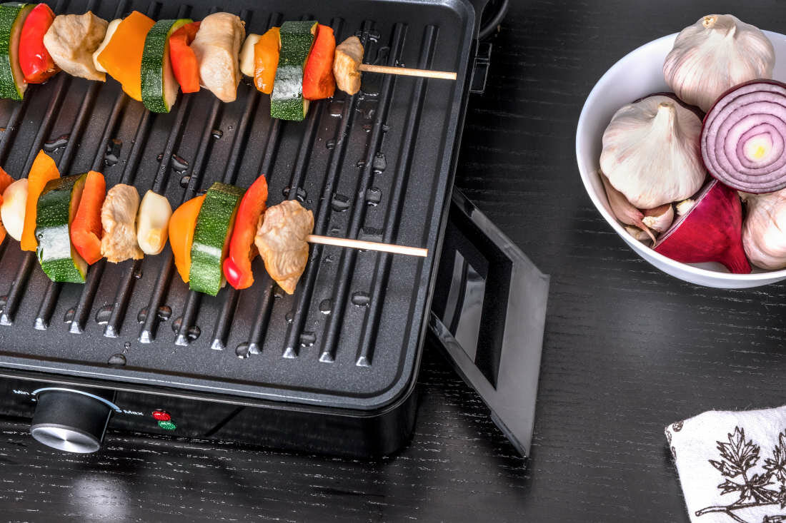 Grill elektryczny ELDOM GK170 Svad regulacja temperatury dwie lampki latwa obsluga blokada pokrywy