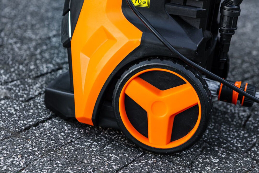 Myjka ciśnieniowa NEO 04-705 solidna konstrukcja wysoka jakość wykonania trwała odporna łatwe użytkowanie transport ergonomiczny uchwyt lekka konstrukcja dwa kółka