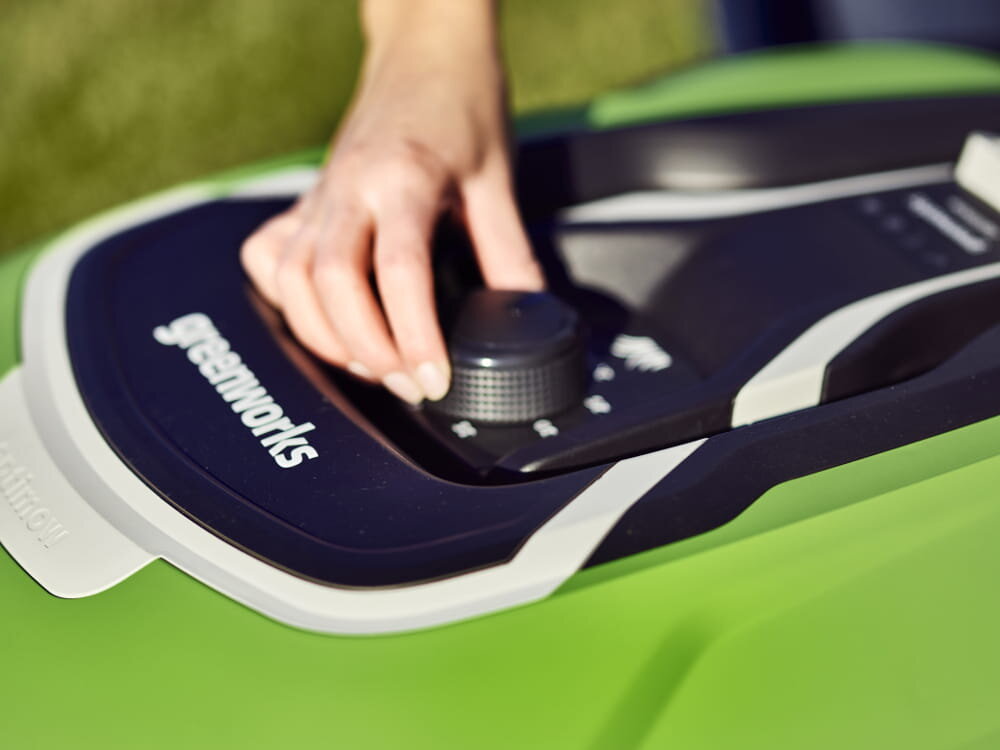 Robot koszący GREENWORKS OptiMow 15 GSM (2509307) poruszanie według algorytmu ruchowego do 5 punktów startowych czas pracy około 70 minut
