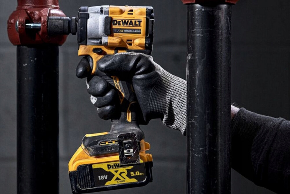 Klucz udarowy DEWALT DCF921N-XJ solidny uchwyt z powłoką antypoślizgową ergonomiczna rękojeść spust do regulacji siły