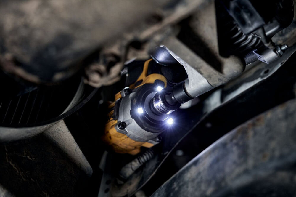 Klucz udarowy DEWALT DCF922NT-XJ mocowanie na kwadrat gumowa osłona silnik bezszczotkowy dioda led