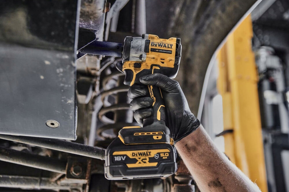 Klucz udarowy DEWALT DCF922P2T-QW mocowanie na kwadrat gumowa osłona silnik bezszczotkowy dioda led