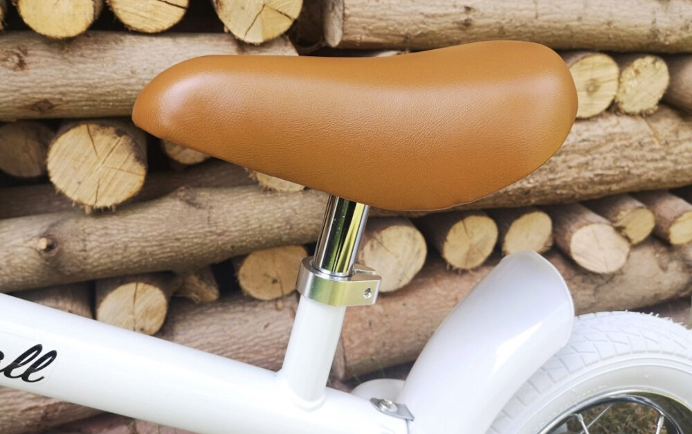 Rowerek biegowy MILLY MALLY Marshall Biały regulacja wysokosci siodelka w zakresie od 38 do 47 cm zminimalizowane ryzyko wystepowania otarc ergonomiczna forma miekkie wykonczenie siedziska