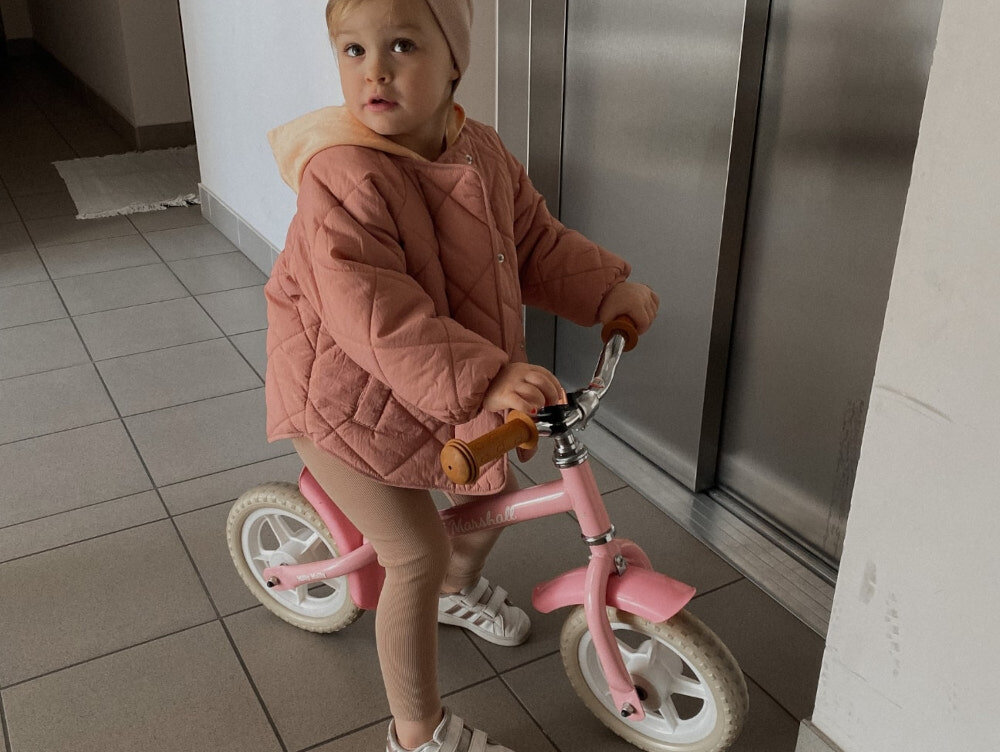 Rowerek biegowy MILLY MALLY Marshall Różowy pomaga ćwiczyć motorykę siłę mięśnie nóg utrzymywanie równowagi koordynację wzrokowo-ruchową dla dzieci w wieku od 2 do 5 roku życia