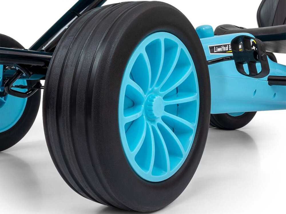 Gokart na pedały MILLY MALLY Rocket Jasnoniebieski zbliżenie na koło duże piankowe i łożyskowane koła EVA o średnicy 25 cm i szerokości 9 cm stabilna i cicha jazdę bieżnikowane opony zwiększają przyczepność rozstaw osi 75 cm poprawia stabilność podczas zakrętów bezpieczeństwo rozwija umiejętności motoryczne i pewność siebie