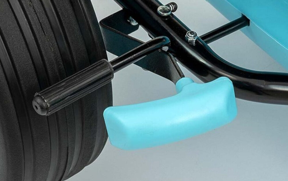 Gokart na pedały MILLY MALLY Rocket Jasnoniebieski zbliżenie na hamulec hamulec ręczny na oba tylne koła dziecko uczy się odpowiedzialności i podstaw kontroli nad jazdą bezpieczeństwo