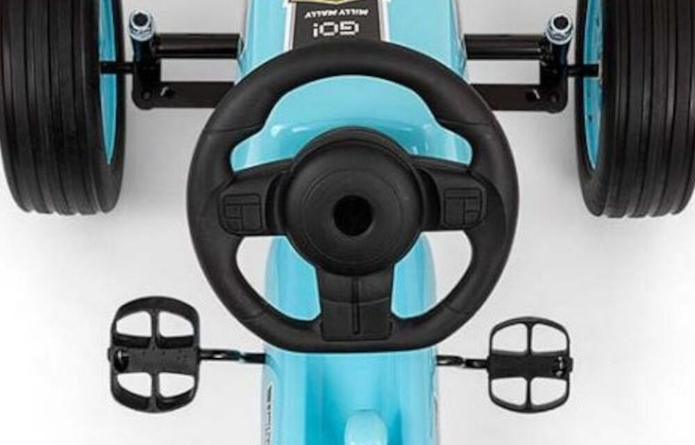 Gokart na pedały MILLY MALLY Rocket Jasnoniebieski zbliżenie na kierownicę jasnoniebieski kolor dynamiczna linia nadwozia atrakcyjny sportowy charakter sportowa kierownica osłona kolumny kierowniczej z wysokiej jakości tworzywa ochrona przed zabrudzeniami i drobnymi uszkodzeniami