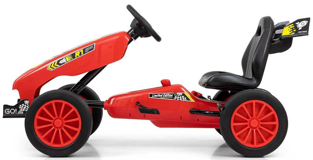 Gokart na pedały MILLY MALLY Rocket Czerwony gokart na białym tle widoczny z boku stabilna rama wykonana z lekkiego metalu i wysokiej jakości tworzyw sztucznych trwałość bezpieczeństwo użytkowania całkowicie zabudowany łańcuch chroni przed przypadkowym kontaktem z mechanizmem napędowym spełnia europejskie normy bezpieczeństwa