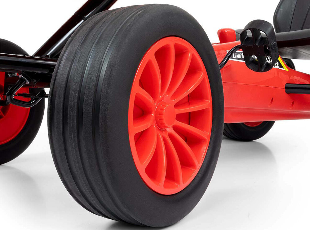 Gokart na pedały MILLY MALLY Rocket Czerwony zbliżenie na koło duże piankowe i łożyskowane koła EVA o średnicy 25 cm i szerokości 9 cm stabilna i cicha jazdę bieżnikowane opony zwiększają przyczepność rozstaw osi 75 cm poprawia stabilność podczas zakrętów bezpieczeństwo rozwija umiejętności motoryczne i pewność siebie