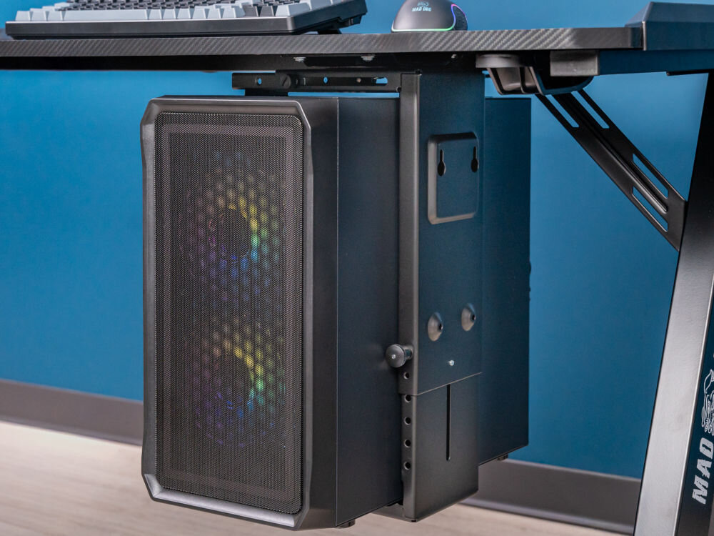 Uchwyt biurkowy do obudowy PC ART M-01 Uchwyt biurkowy na komputer z widokiem bocznym. Czarny uchwyt utrzymuje obudowę PC z siatkowym panelem z przodu zawieszoną pod blatem. Pokazuje, jak solidna konstrukcja utrzymuje ciężki komputer.