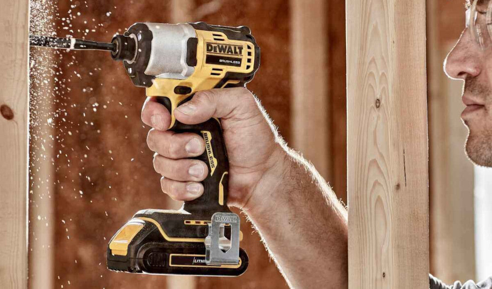 Zakrętarka udarowa DEWALT DCF840NT-XJ solidny uchwyt z powłoką antypoślizgową ergonomiczna rękojeść