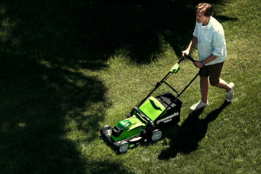Kosiarka akumulatorowa GREENWORKS G40LM415 zadbany trawnik piekna trawa ciecie trawy