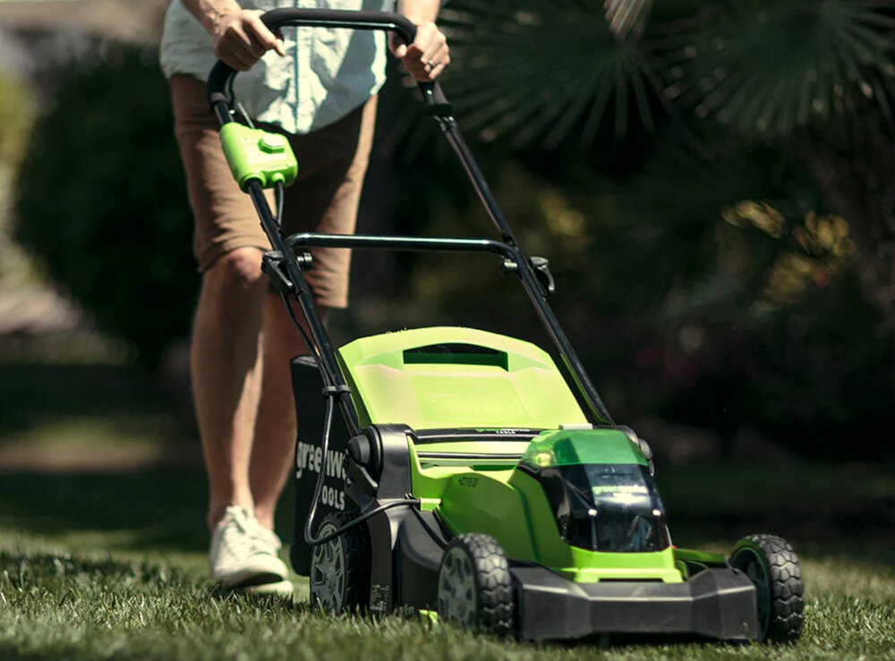 Kosiarka akumulatorowa GREENWORKS G40LM415 wybor konkretego wyrzutu trawy wyrzut tylny do kosza wyrzut tylny naturalny nawoz