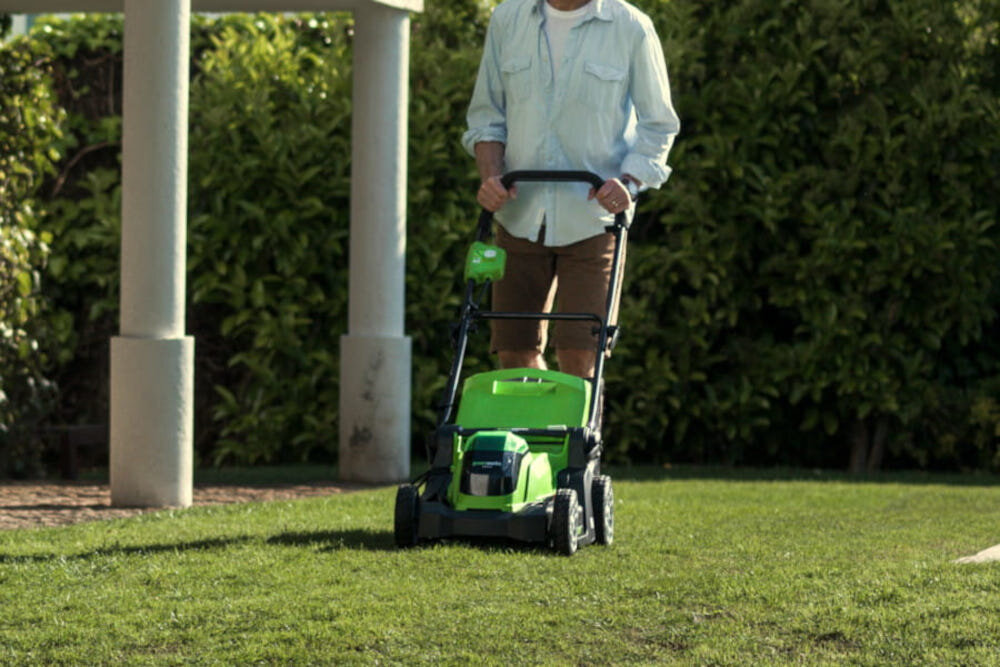 Kosiarka akumulatorowa GREENWORKS G40LM415 kola duze lozyskowe 15 cm na przod 20 cm na tyl skutecznie zmniejszaja opory toczenia