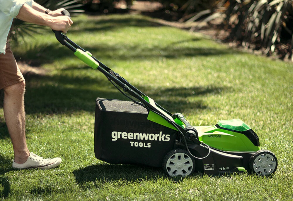 Kosiarka akumulatorowa GREENWORKS G40LM41K4 praktyczna ekologiczna opcja do pielegnacji trawnika wydajna latwa w obsludze