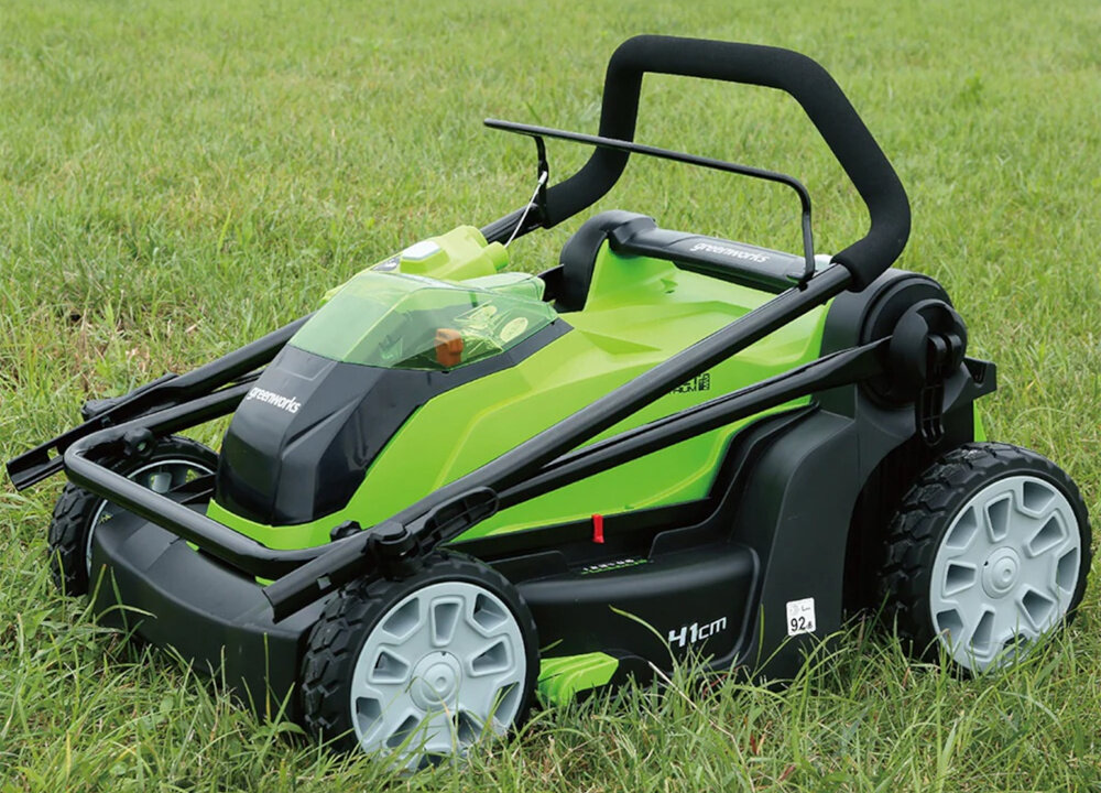 Kosiarka akumulatorowa GREENWORKS G40LM41K4 ergonomiczny uchwyt z miekkim wykonczeniem wygodny chwyt minimalizuje zmeczenie rak uchwyt mozna zlozyc wygodne przechowywanie