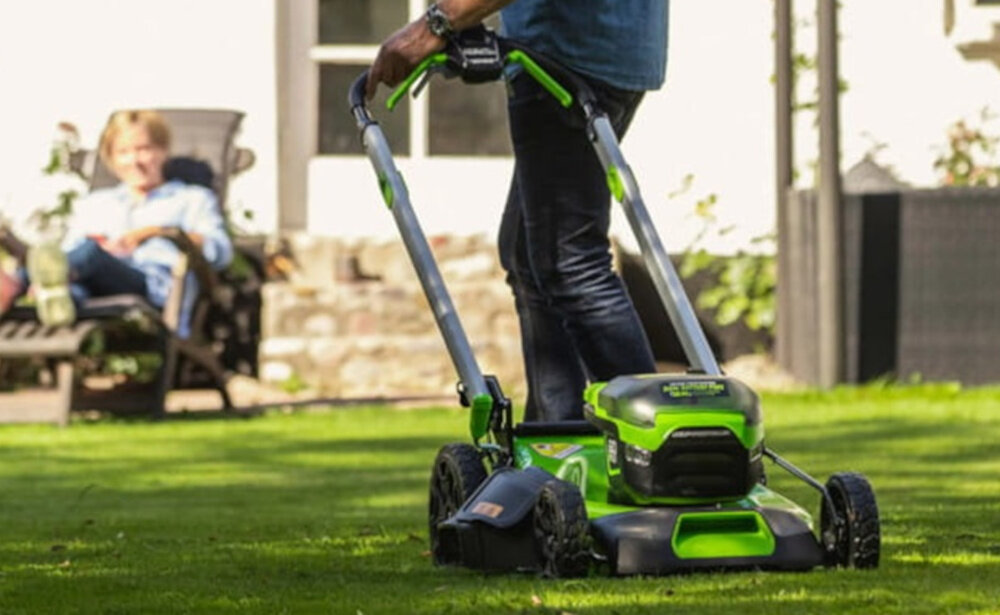 Kosiarka akumulatorowa GREENWORKS GD60LM46SP z napędem silnik bezszczotkowy seria DigiPro predkosc w zakresie od 2800 do 3200 RPM przycisk obsluga prosta bezproblemowa do trawnikow o powierzchni do 540 m2