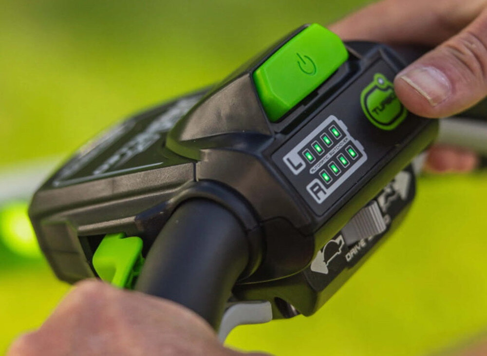 Kosiarka akumulatorowa GREENWORKS GD60LM46SP z napędem noze z wysokiej jakosci stali precyzyjnie wyszlifowane szerokosc robocza 46 cm system ECO BOOST oszczednosc akumulatora dostosowanie predkosci obrotowej do obciazenia noza system TURBO zwiekszenie obrotow noza podczas koszenia wysokiej lub lekko wilgotnej trawy