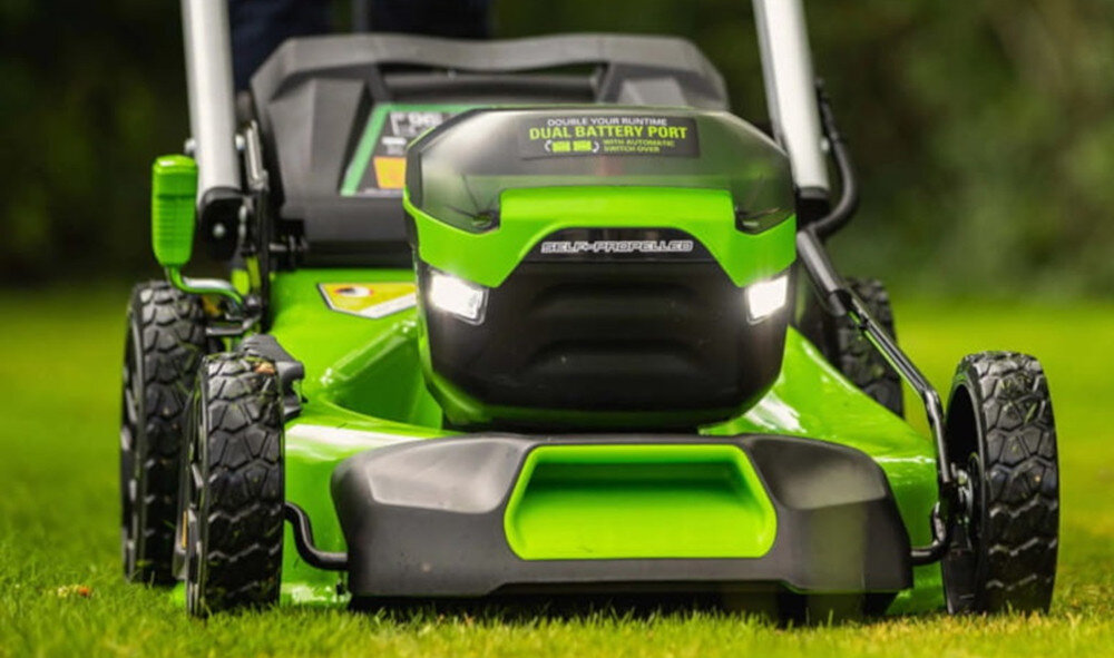 Kosiarka akumulatorowa GREENWORKS GD60LM46SP z napędem dwie diody LED doswietlnie obszaru koszenia