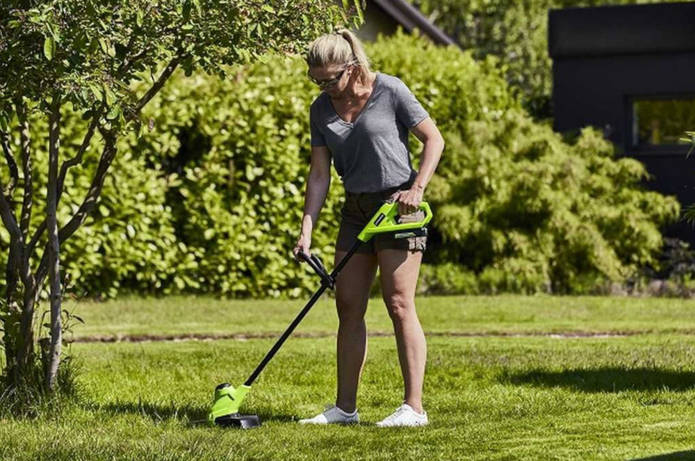 Podkaszarka akumulatorowa GREENWORKS G24LT25 2107207 lekka konstrukcja waga 2,2 kg latwe manewrowanie i przenoszenie trzyczesciowy aluminiowy wysiegnik regulowany na wysokosci uchwyt przedni