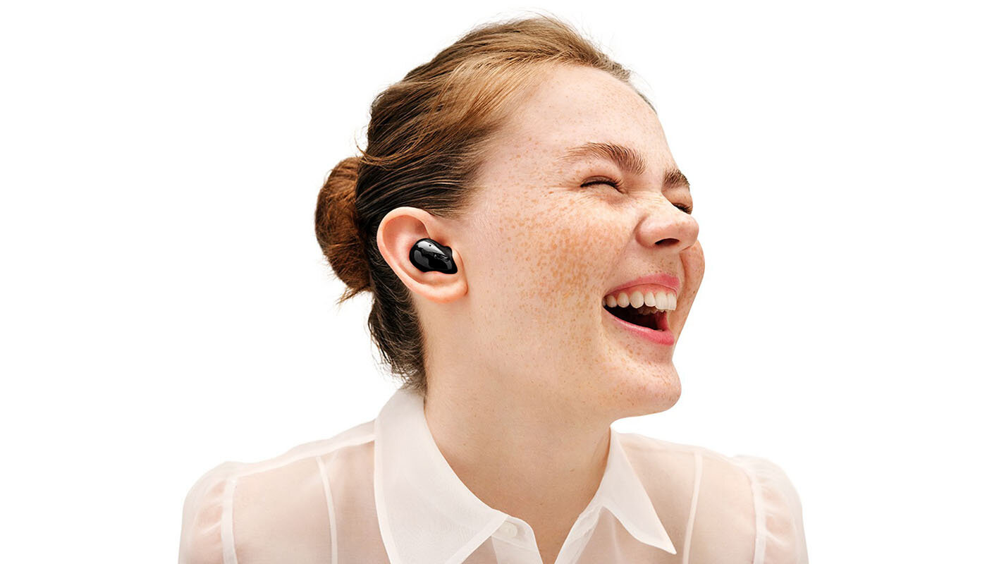 Zdjęcie kobiety używającej czarnych słuchawek galaxy buds live Zdjęcie kobiety używającej czarnych słuchawek galaxy buds live