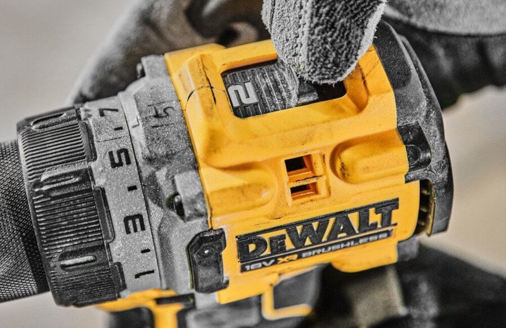 Wiertarko-wkrętarka DEWALT DCD800P2T-QW 2-biegowa przekładnia pierwszy bieg w zakresie od 0 do 650 obr/min drugi od 0 do 2000 obr/min moment obrotowy w miękkiej powierzchni do 27 Nm w twardej powierzchni do 90 Nm