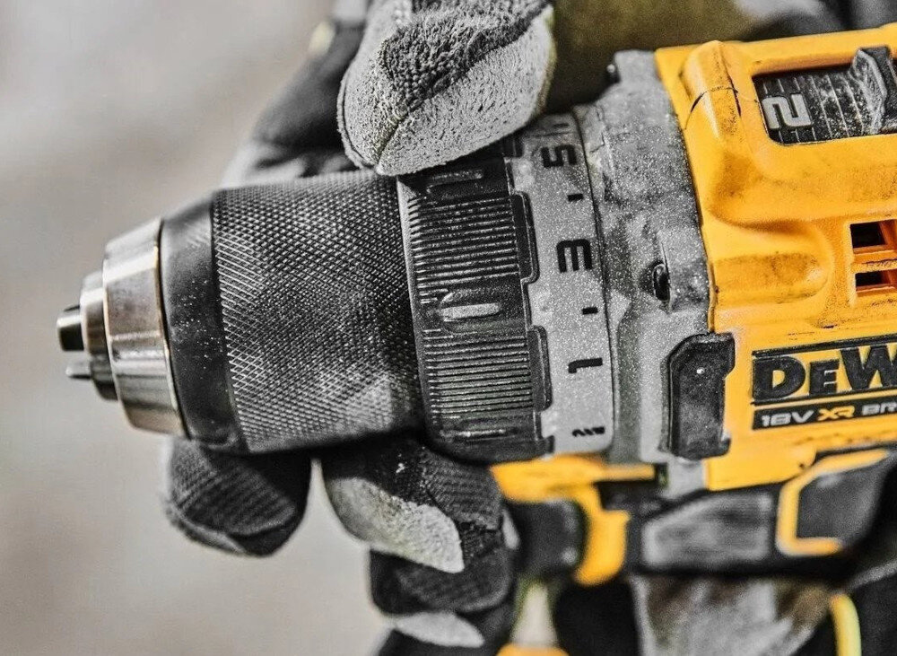 Wiertarko-wkrętarka DEWALT DCD800P2T-QW nowoczesny wydajny silnik bezszczotkowy regulacja prędkości obrotowej pełna kontrola metalowe koła zębate