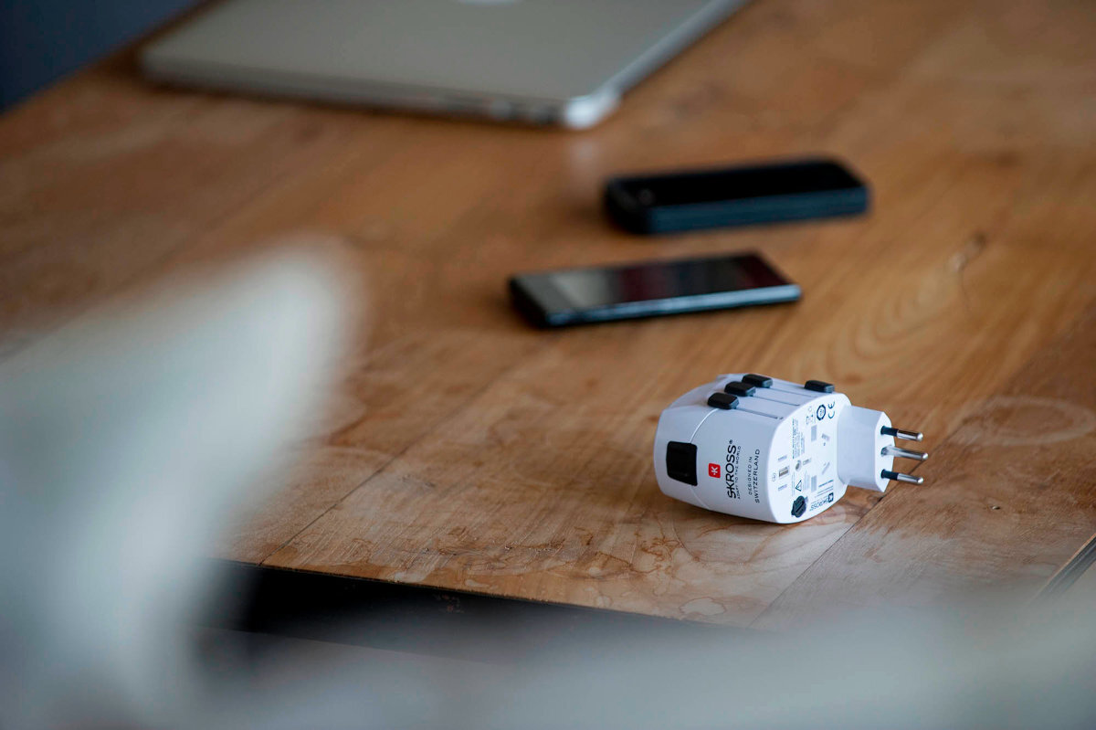 Adapter podróżny SKROSS PRO 1.103145 (Polska - Świat) warianty możliwości zasilanie